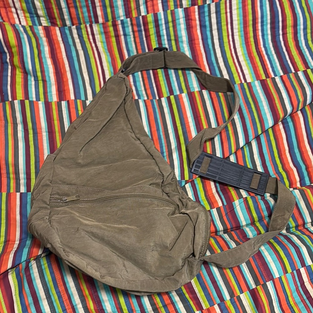 Shoulder bag tons of storage 12 x 18 fast shipping with strap